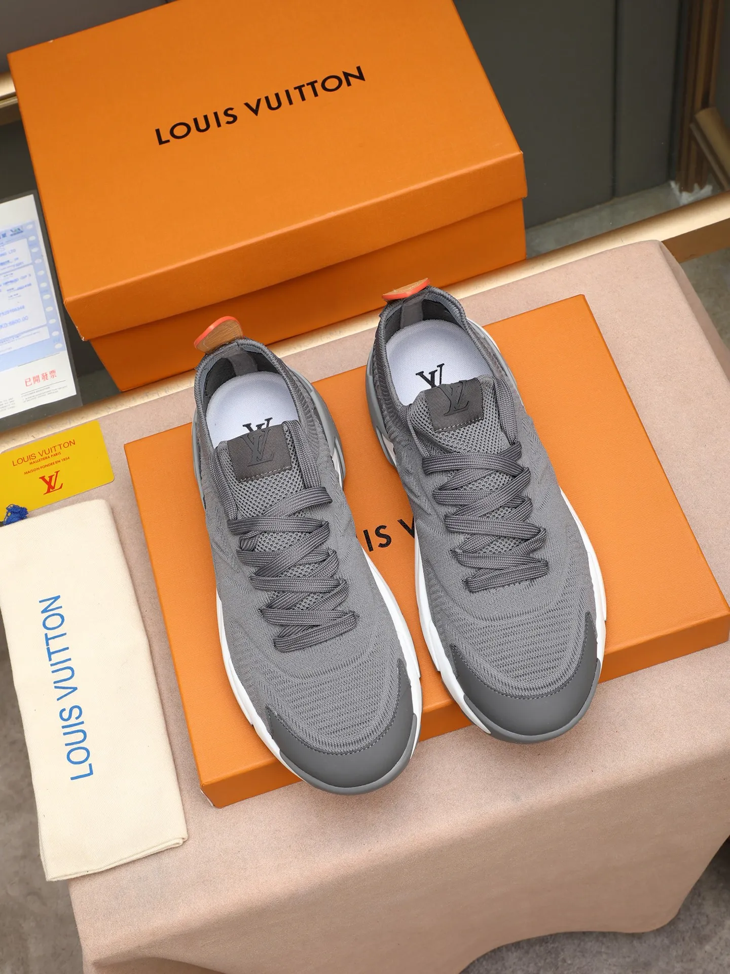 Men's Men's Shoes 💰580 LV Louis Vuitton L Jialu Brand Runner Tatic Series Thick Sole Casual Sports Shoes Running Shoes Original purchase, development and production This LV Runner Tatic sports shoe is blended with fly woven fabric material to interpret the inspiration of traditional mountaineering shoes. The LV letters are written on one side, the Louis Vuitton logo, and the light and wear-resistant rubber outsole completes the whole package. The delivery counter is exquisitely packaged🛍📦 ▪️Fabrics: Original imported custom fly-woven fabric ▪️Inner lining: Original custom-made breathable mesh ▪️Sole: Original open-molded anti-slip rubber combination material ▪️Sole thickness: 4CM ▪️Size: Men's 38-44 (45 custom-made)